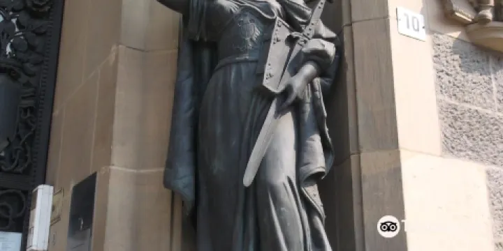 Skulpturen 'Wahrheit und Gerechtigkeit'