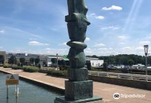 Upright Motive No 2: Bronze Cross by Henry Moore景点图片