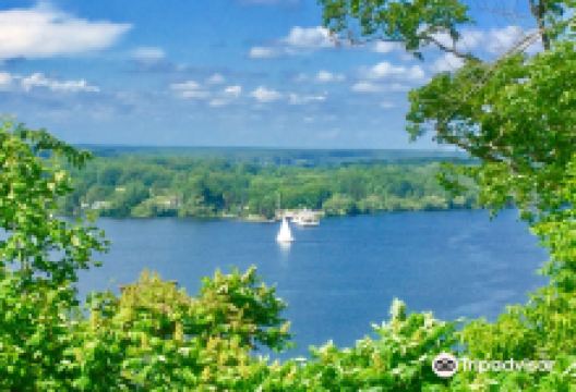Lake on the Mountain景点图片