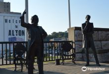 Lincoln Douglas Square景点图片