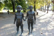 Father and Son' sculpture景点图片
