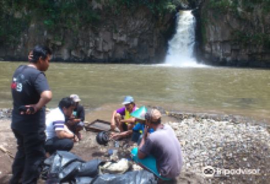 Lawang Agung Waterfall景点图片