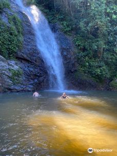 Biausevu Waterfall-维提岛