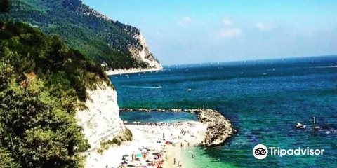 Spiaggia dei Sassi Neri