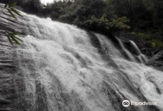 Alakapuri Waterfalls景点图片
