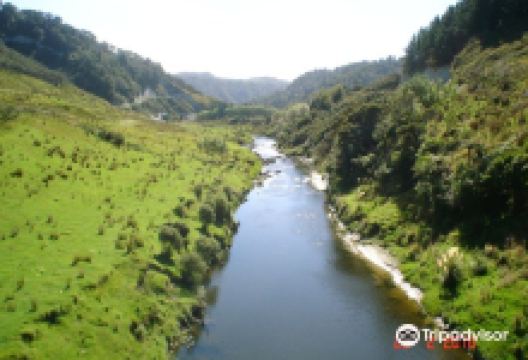 Dam Dropping- Taranaki Outdoor Adventures景点图片