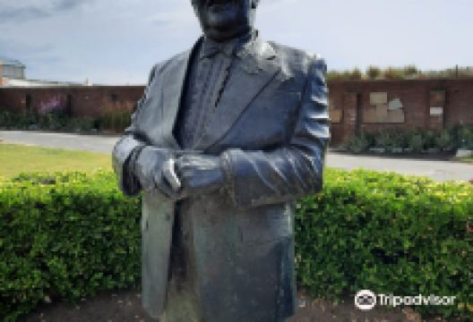 Les Dawson Memorial Statue景点图片