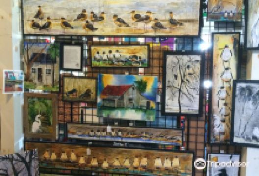 Red Piano Too Gallery景点图片