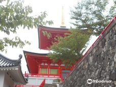 Nakayama-dera Temple Daiganto-宝冢市