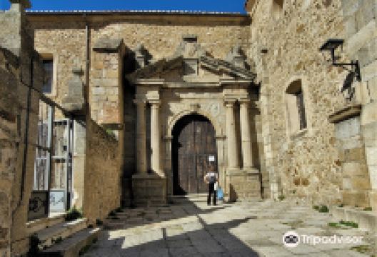 Iglesia Castillo de Santa Maria de Aguas Vivas景点图片
