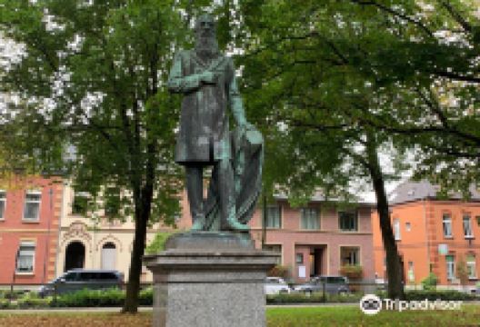 Denkmal von Freiherrn von Loe, auf der Burgwiese.景点图片