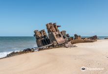 Macuti Lighthouse and Shipwreck景点图片