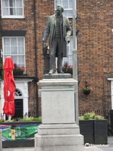 Sir Hugh Owen Statue-卡纳芬