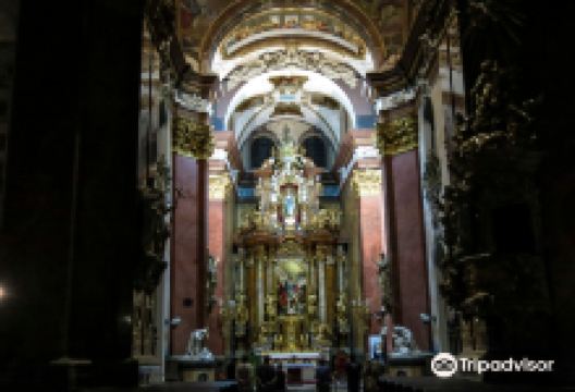 奥洛莫乌茨圣米歇尔教堂景点图片