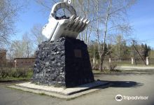 Monument to Labor Glory of Miners: Excavator Bucket景点图片