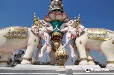 Three-Headed Elephant Statue-谬杭