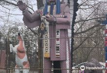 Big Chief Lewis Statue景点图片