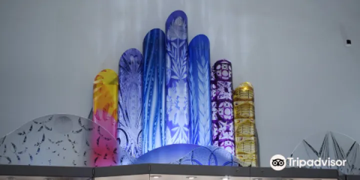 水晶、袖珍漆器及刺繡品展覽館