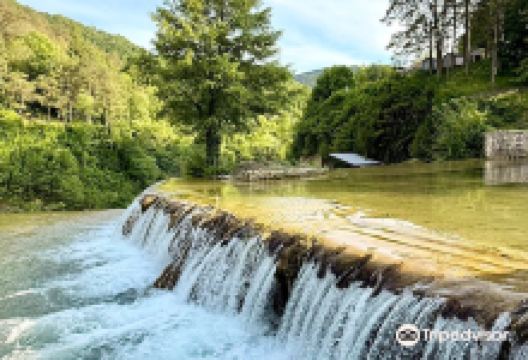 城市中的瀑布景点图片