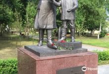 Momument to the Woman and Teenager Working in Reverse景点图片