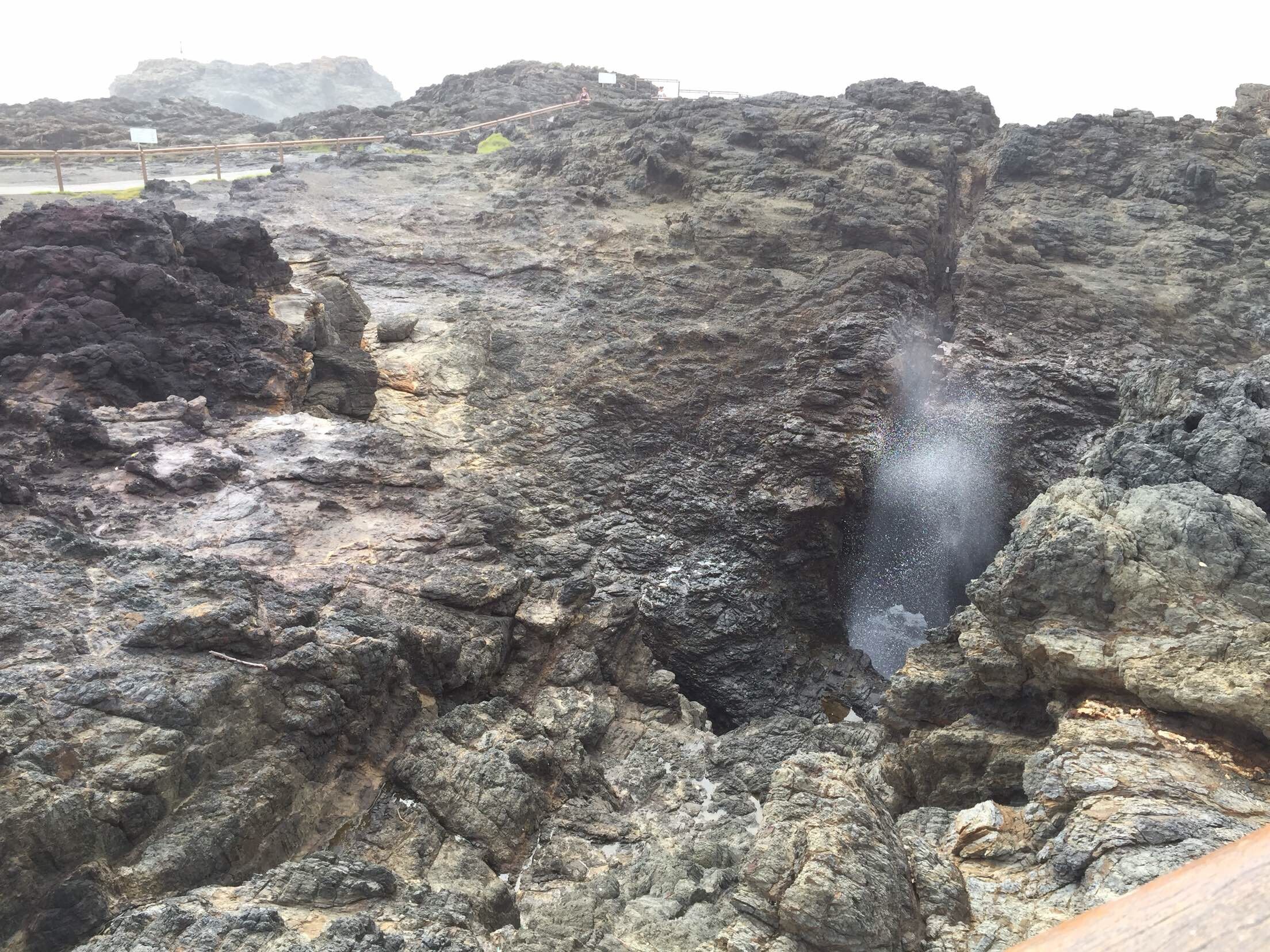再往南行我们来到了凯亚玛喷水洞。凯亚玛的喷水洞很有名。喷水洞是火山岩形成下大上小的洞穴，当海水涌入的