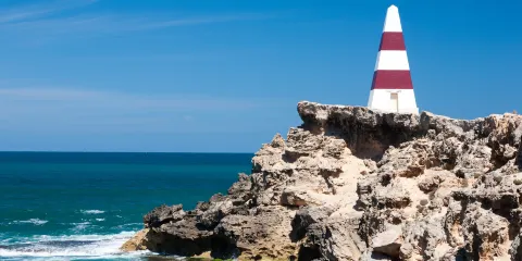 方尖碑和海灘漫步