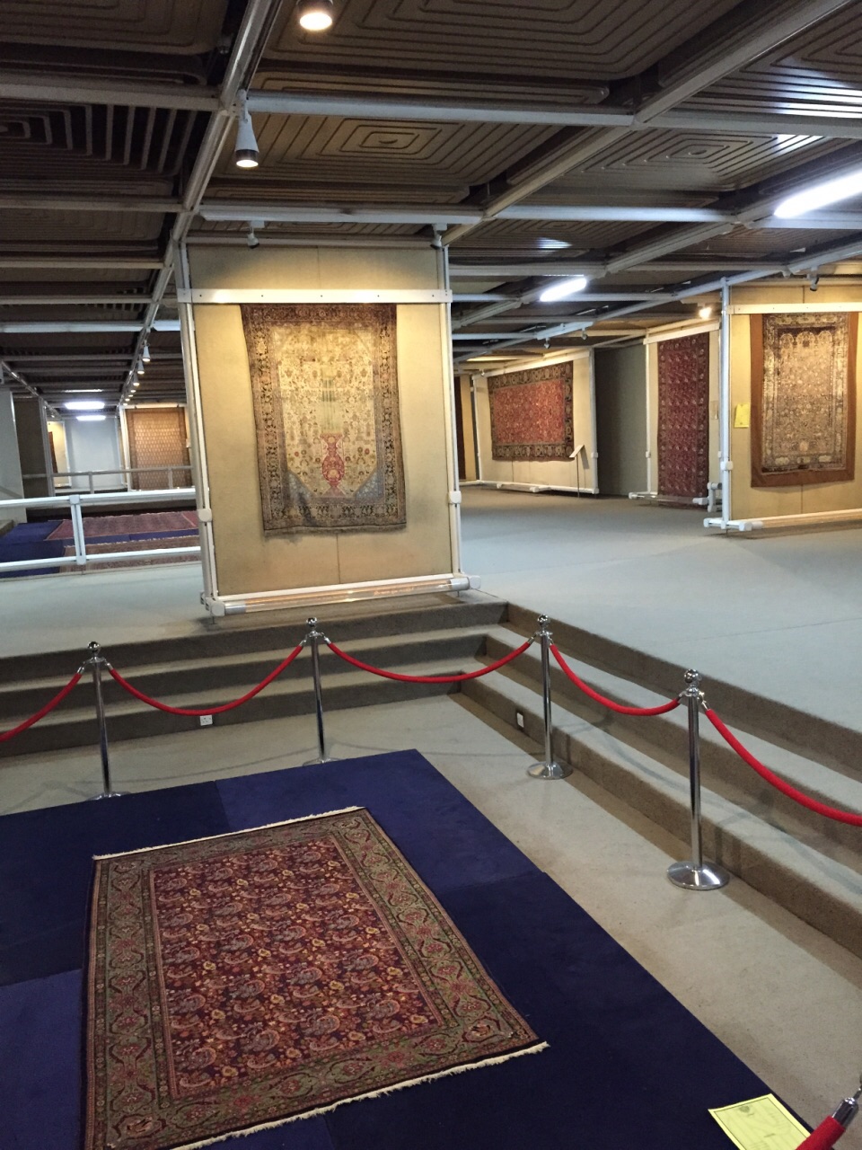 伊朗地毯博物馆，了解了不同的地毯风格和制作工艺。