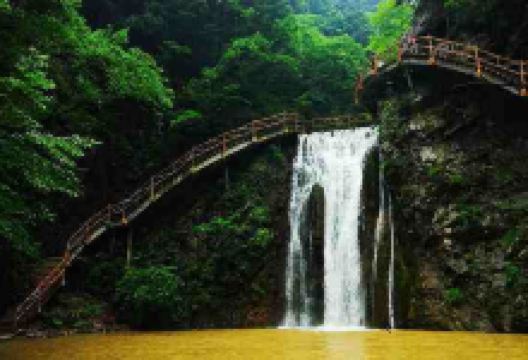 锁龙瀑布景点图片