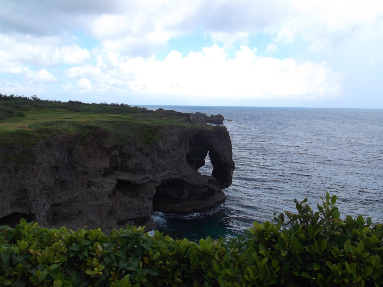万座毛 万座毛是冲绳的一个海边平台式悬崖。取名因为此平台可容纳人数众多，当地人用万来表示人多，毛指草