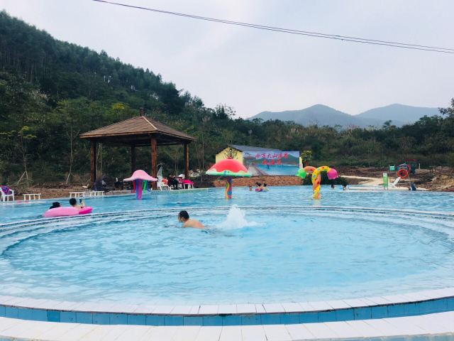 Shiwanda Mountain Hot Spring