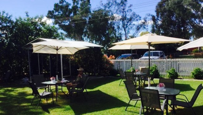 Roses 'n Things Caravan Park & Tea Garden