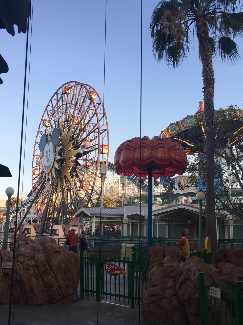 アナハイム ディズニー カリフォルニア アドベンチャー パーク 評判 案内 トリップドットコム