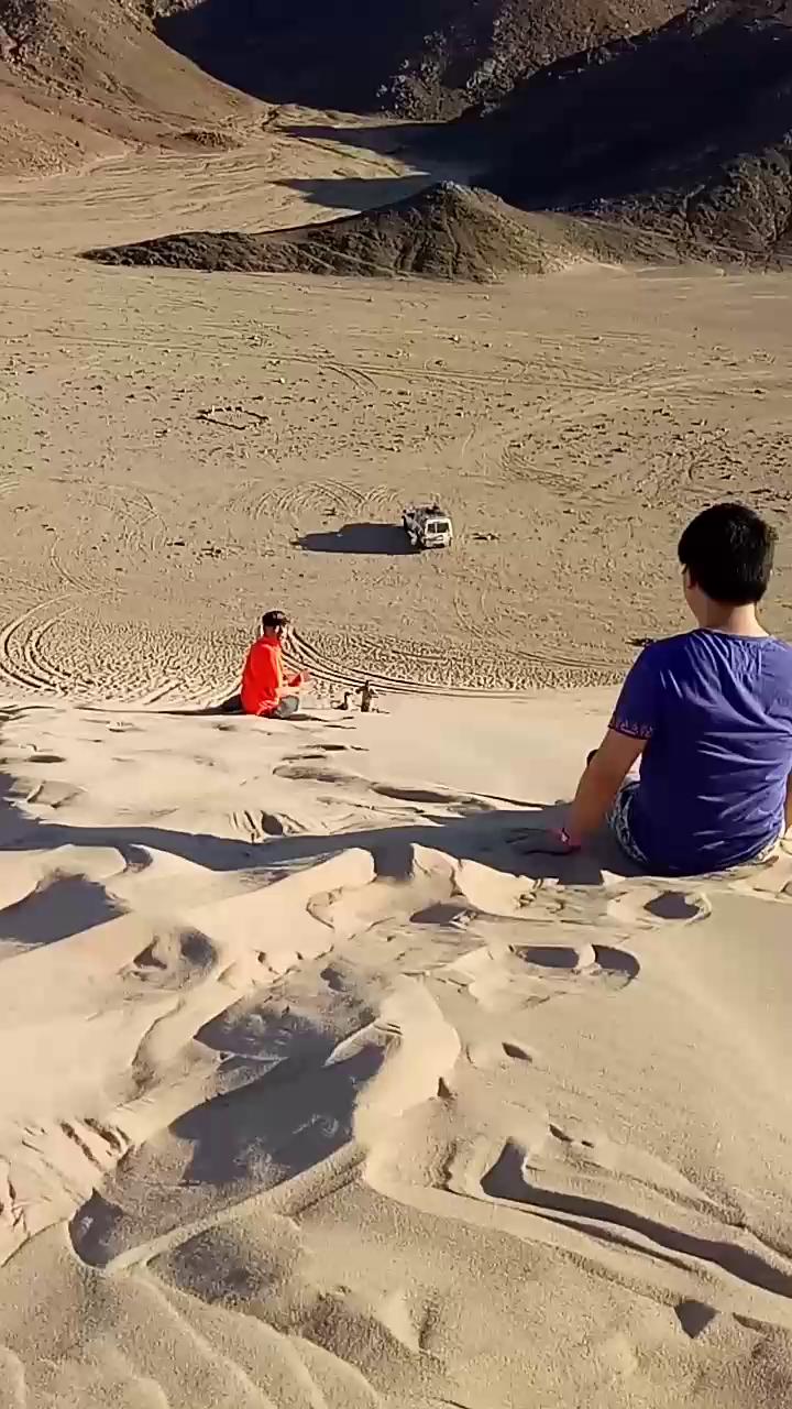 在埃及红海的沙漠中冲沙