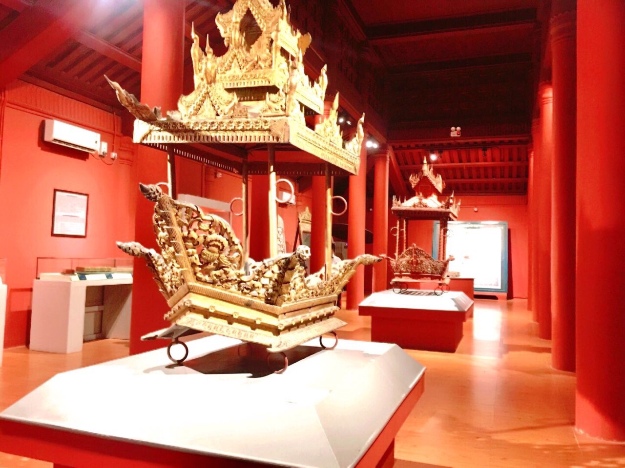 勃固旧皇宫的博物馆，收藏了各个时期的王室用品和古代雕刻，是了解古都历史最好的方式