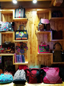 宾阳游记图文-千年壮锦做的新款饰品让你大开眼界