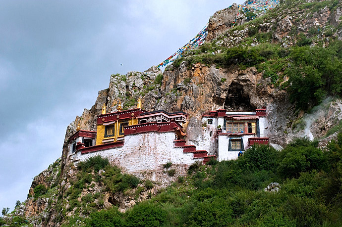 拉萨扎叶巴寺，建于悬崖岩洞间的隐修秘境