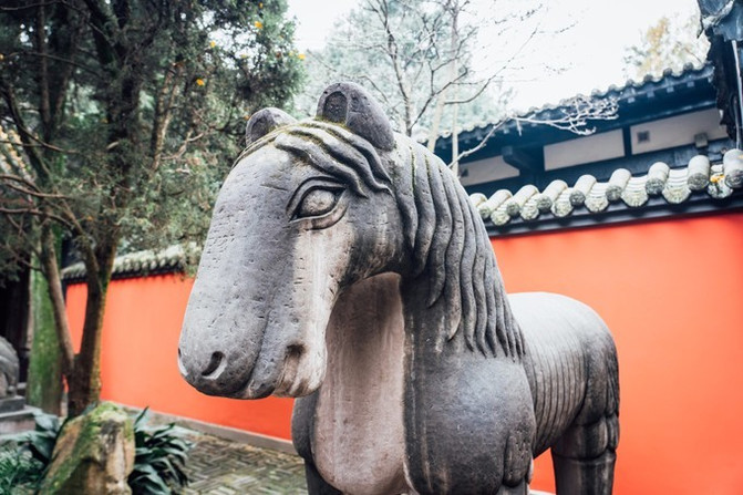 跟我在锦里的街头走一走从武侯寺的后门一走出来，就到了锦里，传说中锦