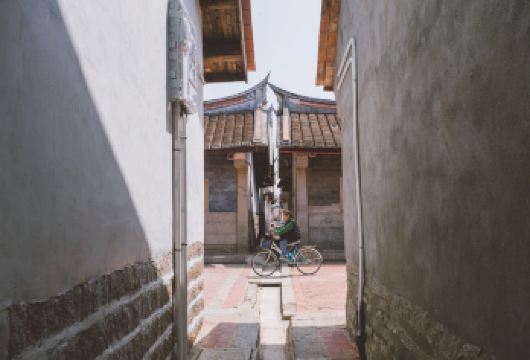 【错峰游土楼观古厝】漳州埭美古村+福建土楼(永定)景区一日游【行程自由安排：包车出游，你可以随心所欲地制定旅行路线。与跟团游不同，不用受限于旅行团。】