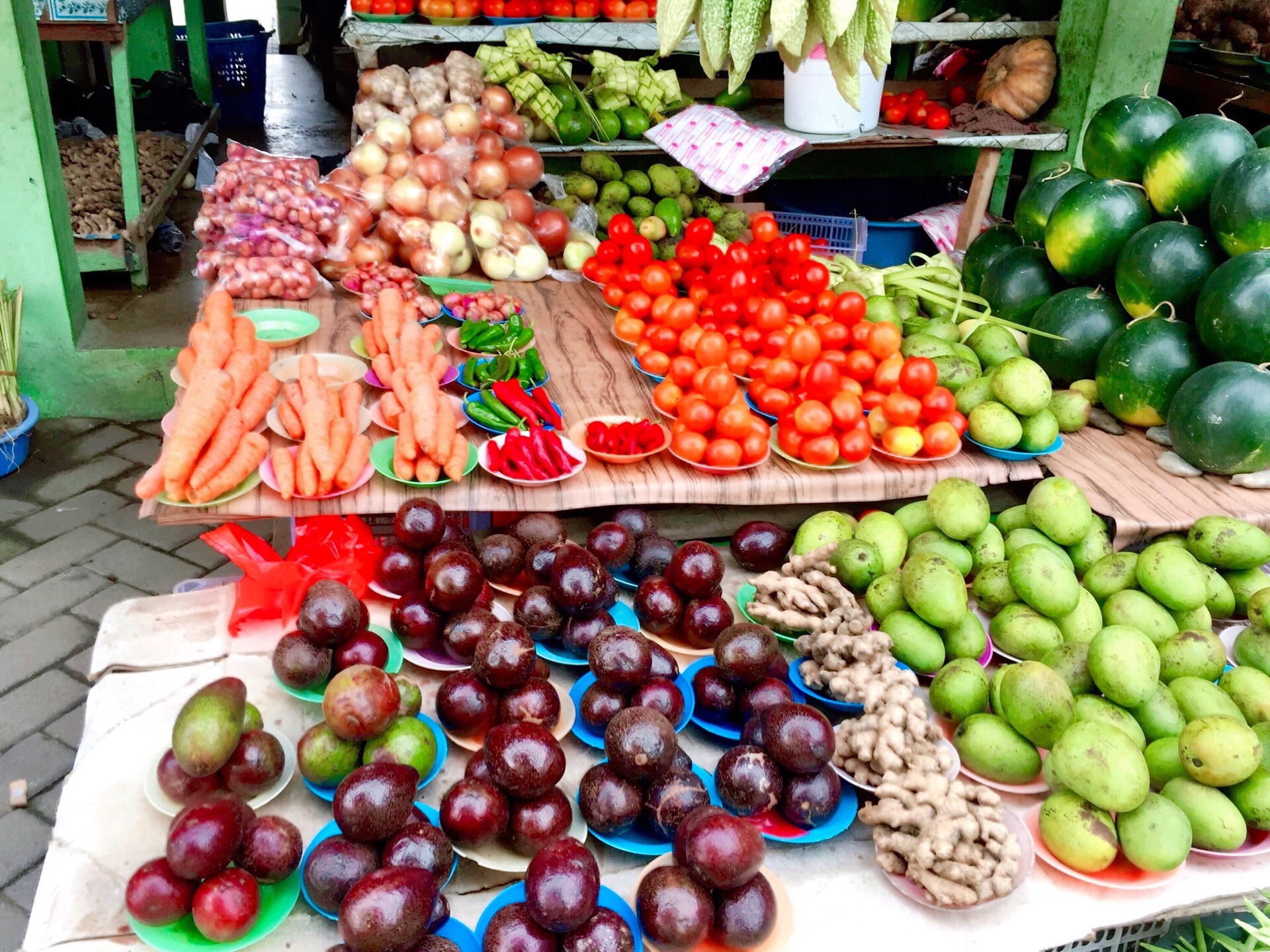 坐10路小巴，到Tais Market，对面就是水果市场。各种水果，红的、绿的、紫的，码得整整齐齐。