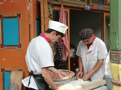 库车阿力木夹馅面食馆餐厅图片