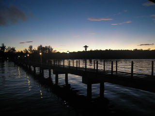 肉骨茶的香味混合着海浪的气息