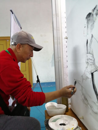 旅游展上，他现场画的仕女图尽显娟秀飘逸之美