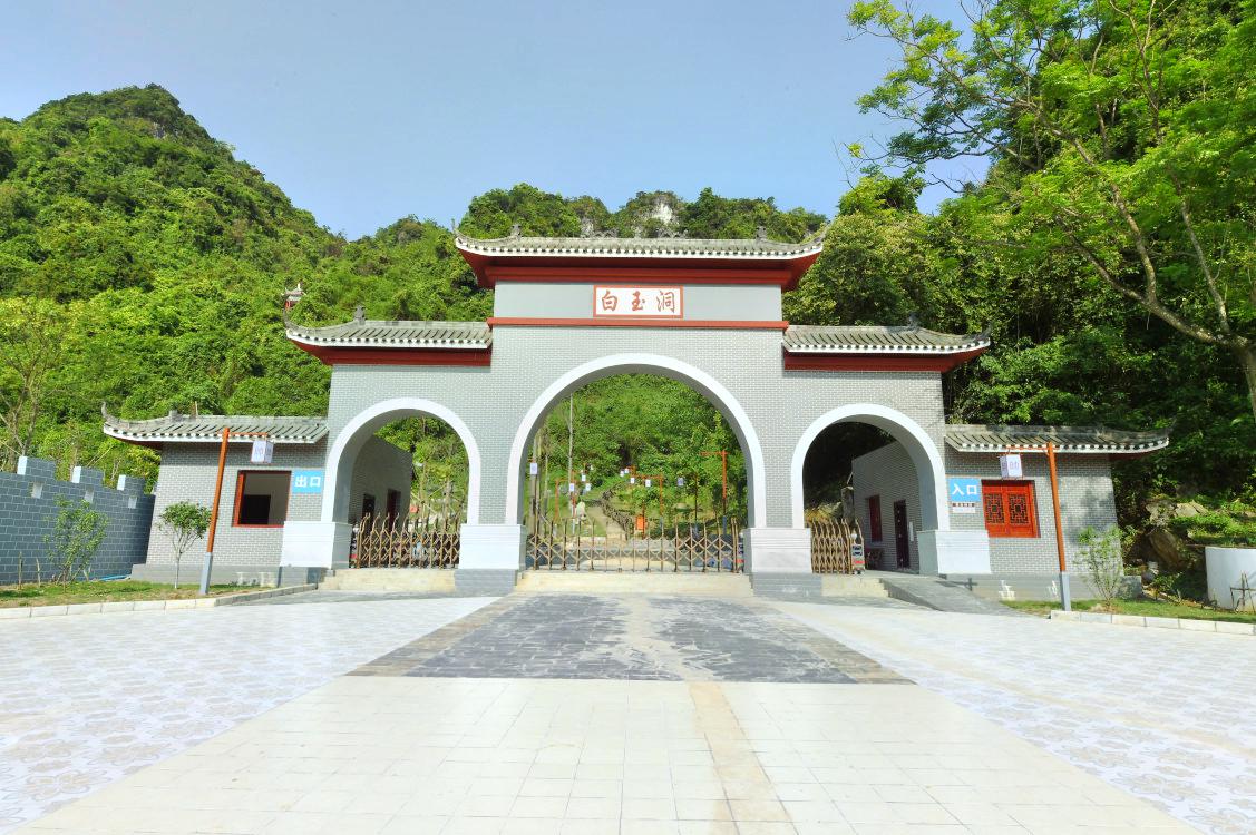 2-Day Pingxiang Tour: Friendship Gate's historical charm, Huashan Rock Art's cultural allure