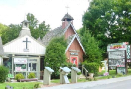 Little Mountain Church Village景点图片