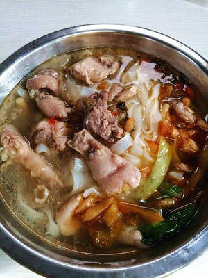 南宁人的早餐,一碗老鸡粉搞掂,好吃又营养