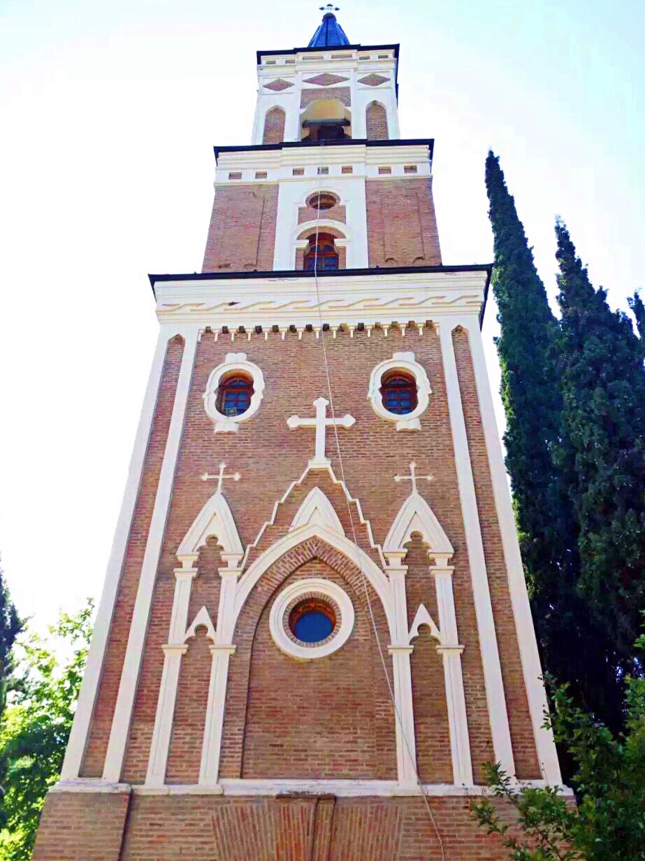 西格纳吉修道院，为纪念最早将基督教，引进格鲁吉亚的修女而建的。钟楼很像是人的脸。修道院里安安静静，只