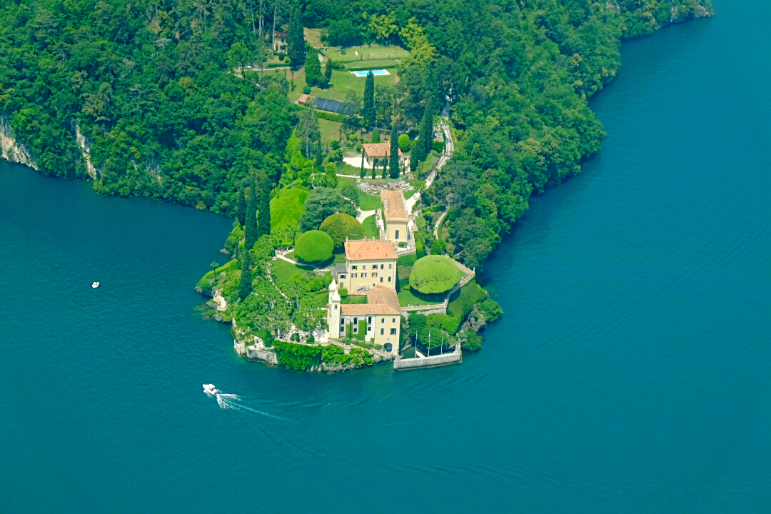 “偷窥”乔治克鲁尼的别墅  米兰 北郊的 科莫湖 （como）位于阿尔卑斯山脚下，湖光山色风景优美，