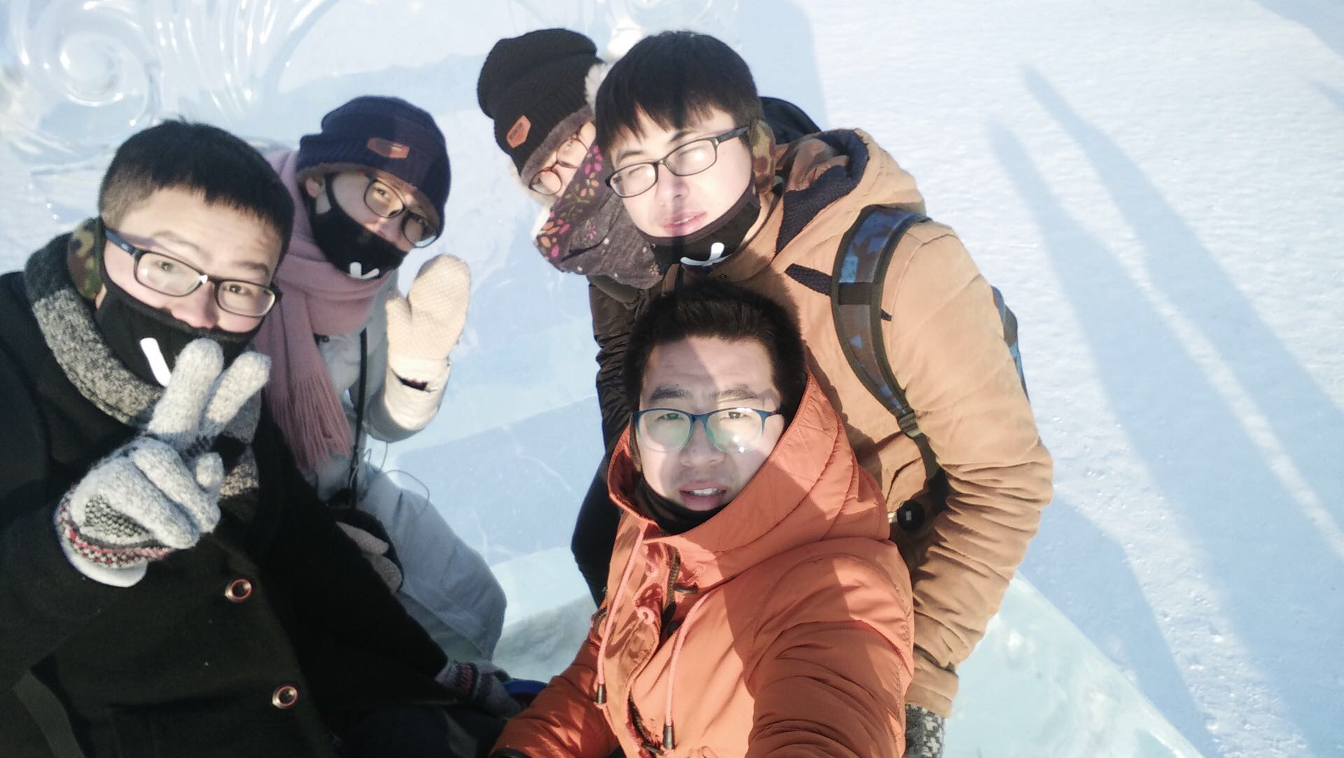 哈尔滨五人小分队 感受到了北国不一样的温度与童话般的色彩的冰雪大世界，陶醉在这