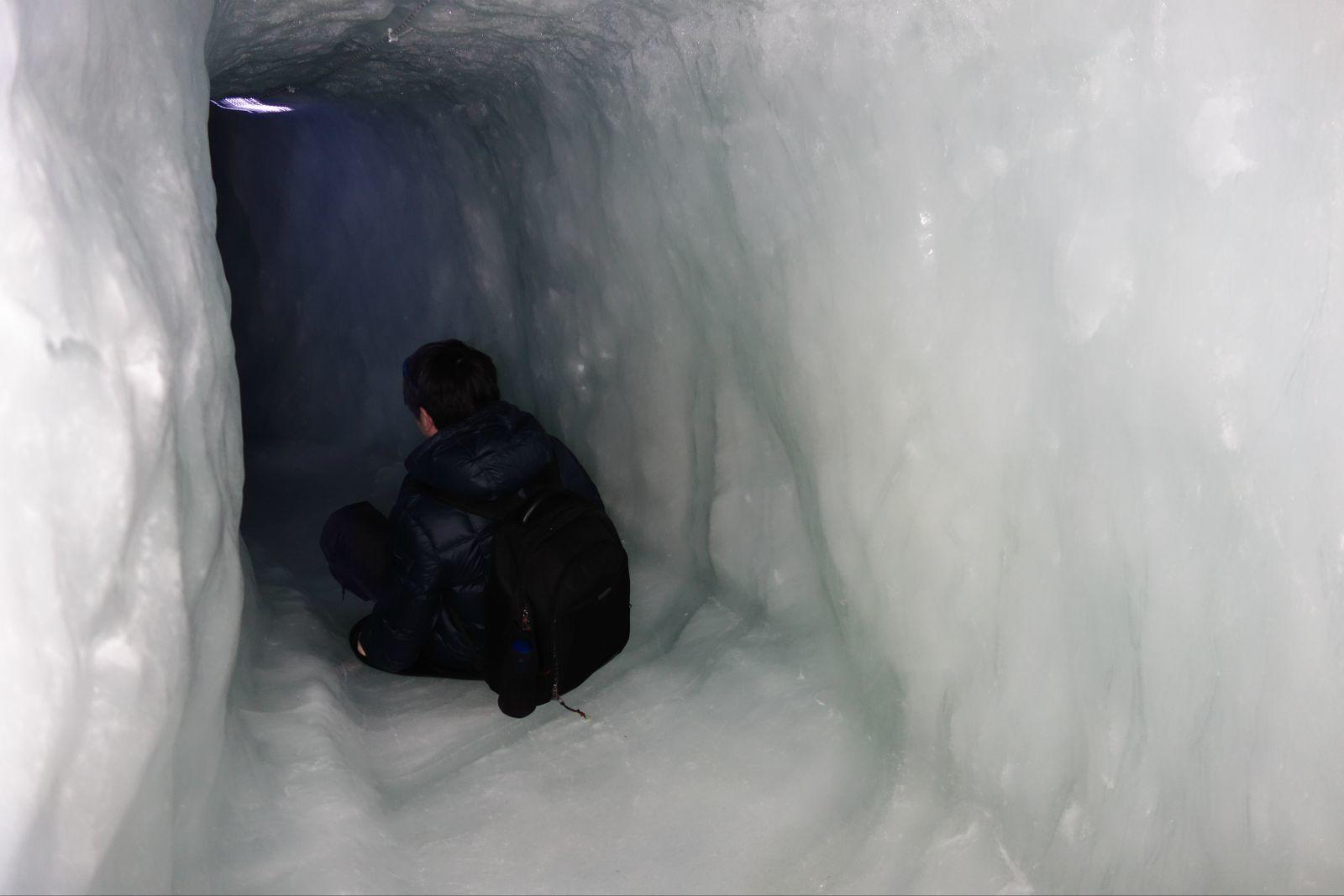 在全世界标高最高的冰河皇宫滑隧道滑道