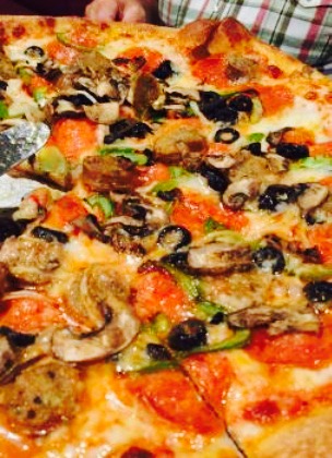 Rocco's NY Style Pizza by Mama D's House餐厅图片